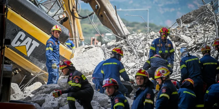 Κατάρρευση γέφυρας στην Πάτρα: Αναφορές για φωνές από τα χαλάσματα