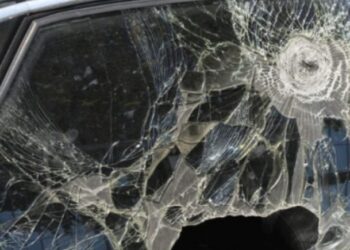 ΓΑΣΤΟΥΝΗ: Πυροβόλησε με αεροβόλο παρμπρίζ αυτοκινήτου!