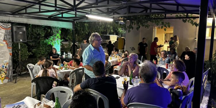 Οι πολίτες των κοινοτήτων αγκαλιάζουν τον υποψήφιο δήμαρχο Ανδρέα Παπαδάκο