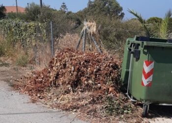 Εφιστά την προσοχή για ξηρά χόρτα και αφίσες