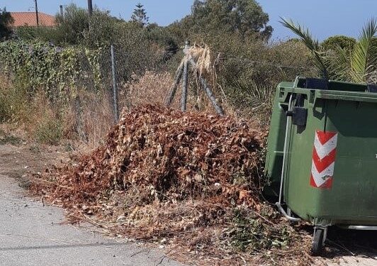 Εφιστά την προσοχή για ξηρά χόρτα και αφίσες