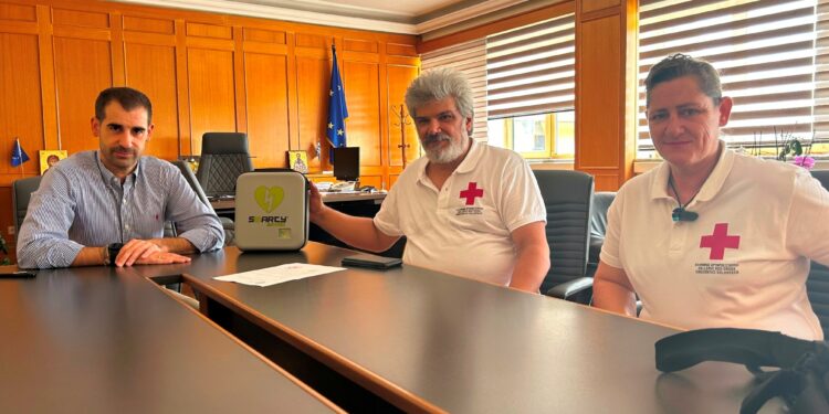 Προσφορά Αυτόματων Απινιδωτών σε Συλλόγους της Ηλείας