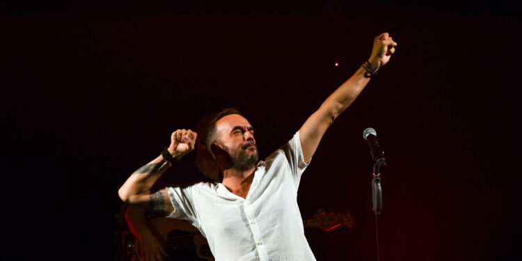 Συναρπαστικό πάρτι με τον Πάνο Μουζουράκη στην Κουρούτα