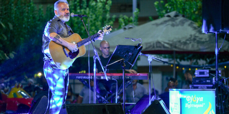 Ο Χρήστος Θηβαίος με… μια πιρόγα στη Ζαχάρω!