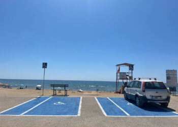 ΔΗΜΟΣ ΖΑΧΑΡΩΣ: Οριοθέτηση και χρωματισμός θέσεων στάθμευσης ΑμεΑ στην παραλία Κακοβάτου σε συνέχεια της τοποθέτησης SEATRAC