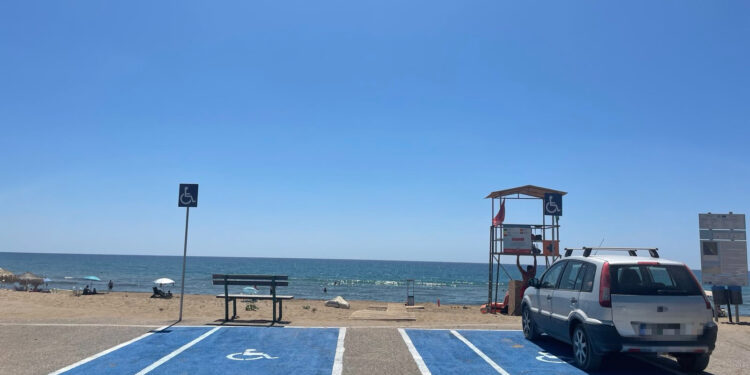 ΔΗΜΟΣ ΖΑΧΑΡΩΣ: Οριοθέτηση και χρωματισμός θέσεων στάθμευσης ΑμεΑ στην παραλία Κακοβάτου σε συνέχεια της τοποθέτησης SEATRAC