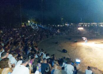 ΔΗΜΟΣ ΠΗΝΕΙΟΥ: Δεν έπεφτε…καρφίτσα στο Ανοιχτό Θέατρο Καβασίλων