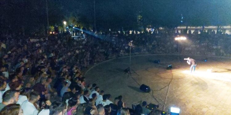 ΔΗΜΟΣ ΠΗΝΕΙΟΥ: Δεν έπεφτε…καρφίτσα στο Ανοιχτό Θέατρο Καβασίλων