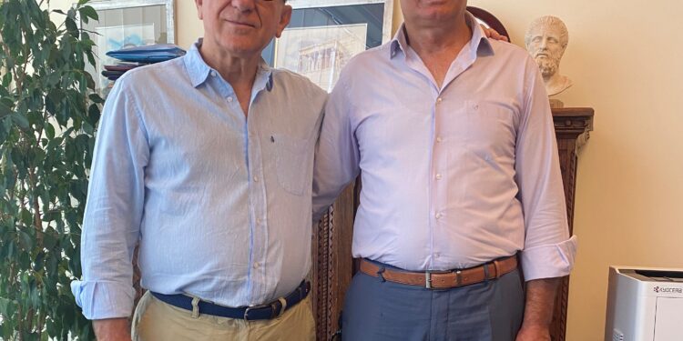 O πρόεδρος της τοπικής κοινότητας Σμέρνας Γιάννης Θεοδωρόπουλος στο πλευρό του Δημάρχου Ζαχάρως Κώστα Αλεξανδρόπουλου