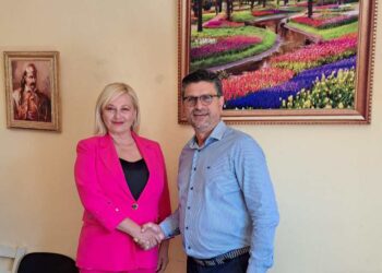 Η Πρόεδρος της Κοινότητας Μέλισσας Αλεξάνδρα Λυκοκανέλλου στο πλευρό του Γιάννη Λέντζα