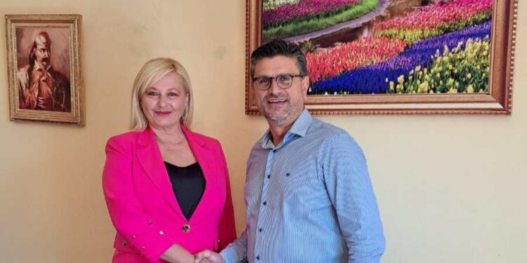Η Πρόεδρος της Κοινότητας Μέλισσας Αλεξάνδρα Λυκοκανέλλου στο πλευρό του Γιάννη Λέντζα
