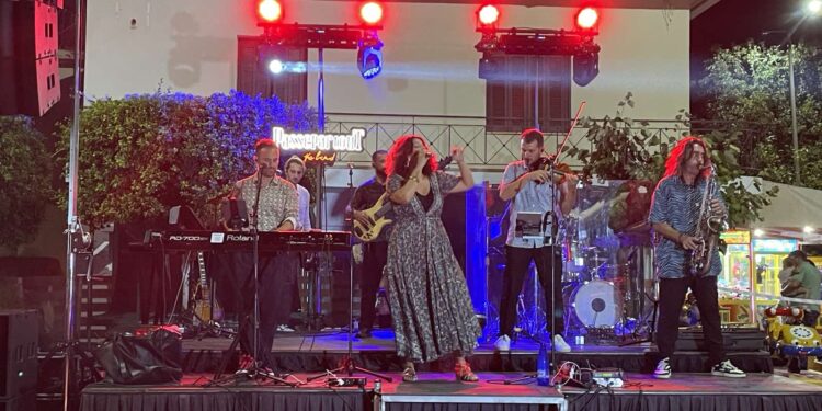 Σε ξεσηκωτικούς ρυθμούς οι Passepartout στην κεντρική πλατεία Ζαχάρως