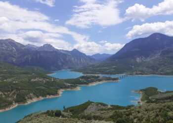 ΠΕΡΙΦΕΡΕΙΑ ΔΥΤΙΚΗΣ ΕΛΛΑΔΑΣ: Ξεκίνησαν οι δωρεάν περιηγήσεις με σκάφη στη Λίμνη Κρεμαστών