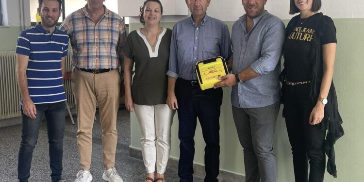 ΔΗΜΟΣ ΠΥΡΓΟΥ: Παραδόθηκαν 15 απινιδωτές σε σχολικές μονάδες του Δήμου