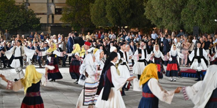 Με επιτυχία η εκδήλωση προς τιμήν της Α.Θ.Π. Οικουμενικού Πατριάρχη κ.κ. Βαρθολομαίου και της Πρόεδρου της Δημοκρατίας Κατερίνας Σακελλαροπούλου στην κεντρική πλατεία του Πύργου (φωτος)