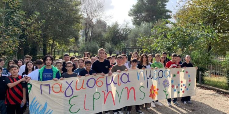 Ειρηνική πορεία μαθητών Γυμνασίου Αρχαίας Ολυμπίας κατά του πολέμου στην Παλαιστίνη