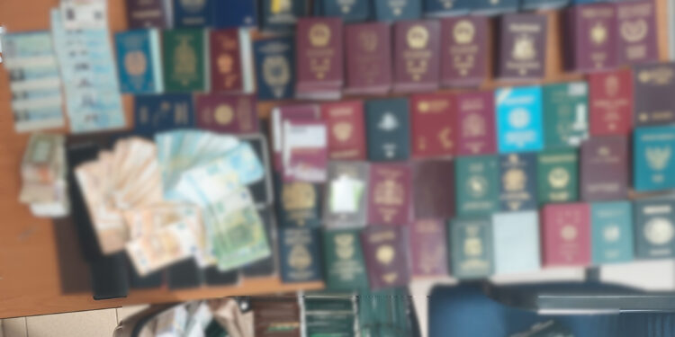 Εξαρθρώθηκε κύκλωμα διακίνησης μεταναστών και πλαστογραφίας ταξιδιωτικών εγγράφων