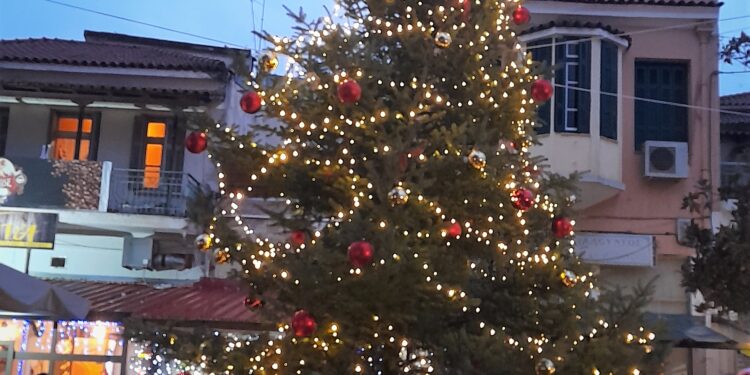 Στο πνεύμα των Χριστουγέννων το άναμμα του δέντρου στην Κρέστενα