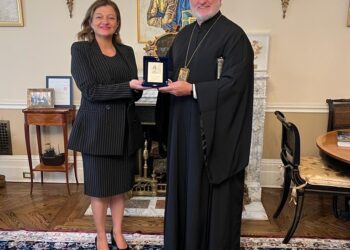 ΔΙΟΝΥΣΙΑ ΑΥΓΕΡΙΝΟΠΟΥΛΟΥ: Χριστουγεννιάτικες ευχές στον Αρχιεπίσκοπο Αμερικής κ.κ. Ελπιδοφόρο