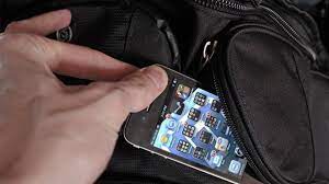 ΠΥΡΓΟΣ: Αφαίρεσαν κινητό τηλέφωνο από γυναίκα!