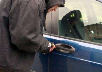 ΠΥΡΓΟΣ: Διέρρηξε όχημα και αφαίρεσε τσάντα και τραπεζικό βιβλιάριο
