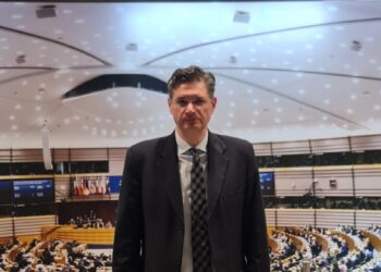 ΔΙΟΝΥΣΗΣ ΚΑΛΑΜΑΤΙΑΝΟΣ: Στο Ευρωκοινοβούλιο με τους συγγενείς των θυμάτων του εγκλήματος των Τεμπών