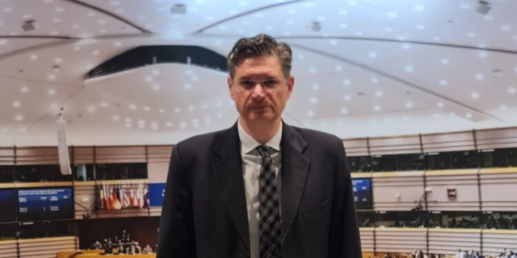 ΔΙΟΝΥΣΗΣ ΚΑΛΑΜΑΤΙΑΝΟΣ: Στο Ευρωκοινοβούλιο με τους συγγενείς των θυμάτων του εγκλήματος των Τεμπών