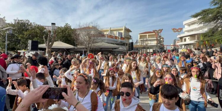 ΔΗΜΟΣ ΗΛΙΔΑΣ: Κοσμοσυρροή στο Καρναβάλι Αμαλιάδας (φωτος)