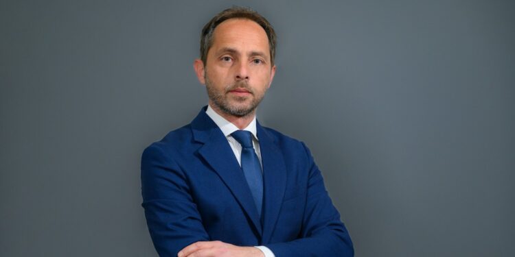 ΑΡΗΣ ΠΑΝΑΓΙΩΤΟΠΟΥΛΟΣ: “Να δώσουμε λύσεις βαθιά στις ρίζες του προβλήματος, ξεκινώντας από την έμπρακτη στήριξη του παιδιού και της οικογένειας”