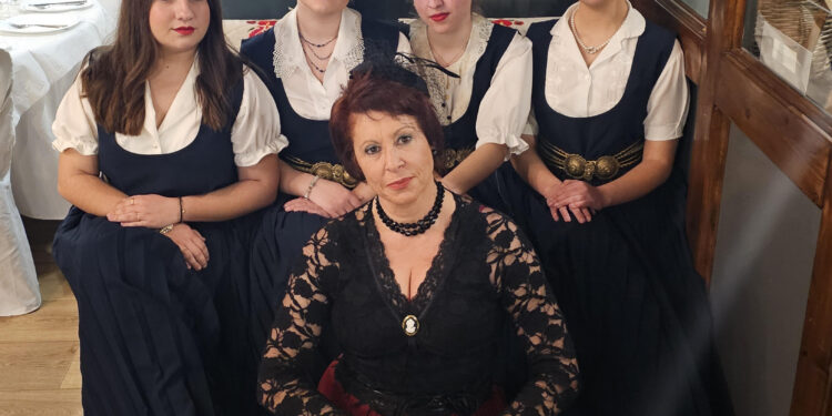 ΟΜΑΔΑ ΤΕΧΝΗΣ ΕΘΕΛΟΝΤΙΣΜΟΥ ΚΑΙ ΠΟΛΙΤΙΣΜΟΥ Heterronymous: “Με Άρωμα Παλιάς Δαντέλας”