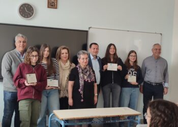 Ο Θ. Βασιλόπουλος βράβευσε τις μαθήτριες της ρομποτικής ομάδας του 7ου Γυμνασίου Πατρών