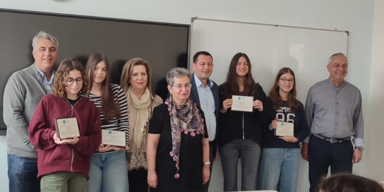 Ο Θ. Βασιλόπουλος βράβευσε τις μαθήτριες της ρομποτικής ομάδας του 7ου Γυμνασίου Πατρών