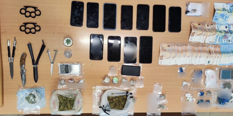 Εξαρθρώθηκε εγκληματική οργάνωση που διακινούσε ναρκωτικά σε σχολικό συγκρότημα