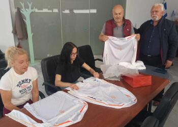 ΔΗΜΟΣ ΗΛΙΔΑΣ: Ο Δήμαρχος Χρήστος Χριστοδουλόπουλος παρέδωσε τις στολές των ΧΧΧΙΙΙ Ολυμπιακών Αγώνων “ΠΑΡΙΣΙ 2024” στους λαμπαδηδρόμους