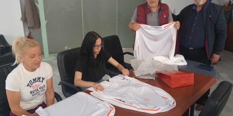 ΔΗΜΟΣ ΗΛΙΔΑΣ: Ο Δήμαρχος Χρήστος Χριστοδουλόπουλος παρέδωσε τις στολές των ΧΧΧΙΙΙ Ολυμπιακών Αγώνων “ΠΑΡΙΣΙ 2024” στους λαμπαδηδρόμους