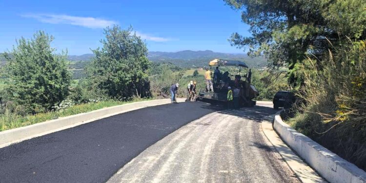ΔΗΜΟΣ ΗΛΙΔΑΣ: Ξεκίνησαν οι εργασίες ασφαλτόστρωσης στον αγροτικό δρόμο που ενώνει τα χωριά Βάλμη και Απιδούλα Πηνείας