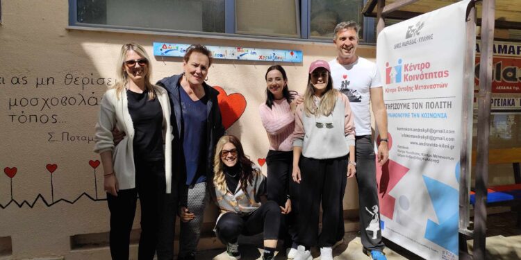 ΚΕΝΤΡΟ ΕΝΤΑΞΗΣ ΜΕΤΑΝΑΣΤΩΝ ΔΗΜΟΥ ΑΝΔΡΑΒΙΔΑΣ – ΚΥΛΛΗΝΗΣ: Δημιουργήθηκε ο τοίχος της προσφοράς – καλοσύνης