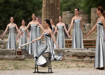Η Ολυμπιακή Φλόγα ξεκίνησε το ταξίδι της για το Παρίσι (φωτος)