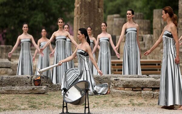 Η Ολυμπιακή Φλόγα ξεκίνησε το ταξίδι της για το Παρίσι (φωτος)
