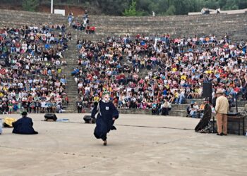 ΔΗΜΟΣ ΑΡΧΑΙΑΣ ΟΛΥΜΠΙΑΣ: Αριστοφάνης στο Θέατρο Φλόκα – Μηνύματα περί Παιδείας, Δικαίου και Αδικίας