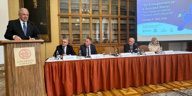 ΔΗΜΗΤΡΗΣ ΑΒΡΑΜΟΠΟΥΛΟΣ: Σε διεθνή διάσκεψη στην Πράγα