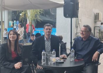 ΔΙΟΝΥΣΗΣ ΚΑΛΑΜΑΤΙΑΝΟΣ, ΚΩΣΤΑΣ ΑΡΒΑΝΙΤΗΣ και ΕΛΕΝΑ ΚΟΥΝΤΟΥΡΑ στην Κρέστενα: “Κρίσιμο το διακύβευμα των ευρωεκλογών”