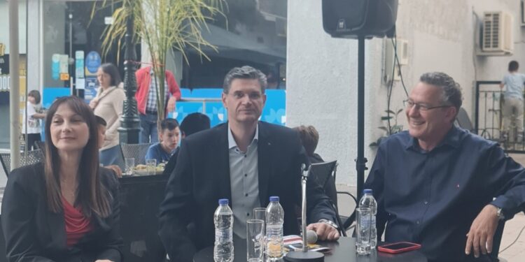 ΔΙΟΝΥΣΗΣ ΚΑΛΑΜΑΤΙΑΝΟΣ, ΚΩΣΤΑΣ ΑΡΒΑΝΙΤΗΣ και ΕΛΕΝΑ ΚΟΥΝΤΟΥΡΑ στην Κρέστενα: “Κρίσιμο το διακύβευμα των ευρωεκλογών”