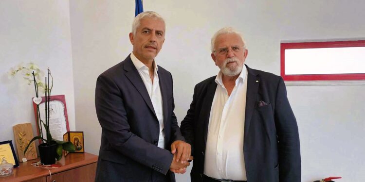 ΔΗΜΟΣ ΗΛΙΔΑΣ: Ο γνωστός συνδικαλιστής αστυνομικός Γιώργος Καλλιακμάνης επισκέφτηκε το Δήμαρχο, με την ιδιότητα του υποψήφιου Ευρωβουλευτή του ΠΑΣΟΚ