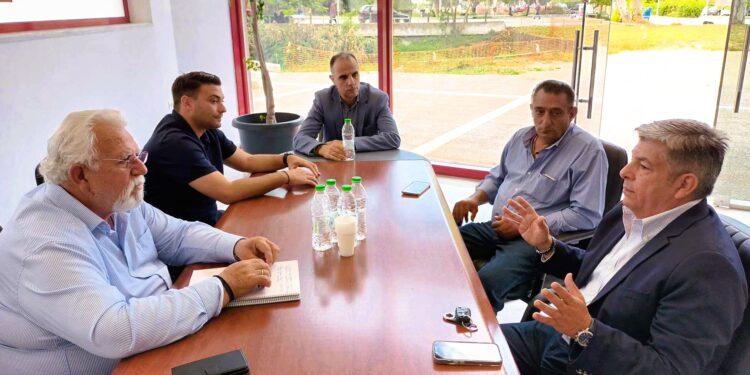 ΔΗΜΟΣ ΗΛΙΔΑΣ: Το γραφείο του Δημάρχου επισκέφτηκε ο αντιπρόεδρος του νέου κόμματος ΔΗΜΟΚΡΑΤΕΣ και υποψήφιος ευρωβουλευτής Θεόδωρος Παπαθεοδώρου