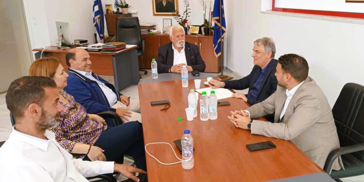 ΔΗΜΟΣ ΗΛΙΔΑΣ: Ο Χρήστος Χριστοδουλόπουλος υποδέχτηκε στο γραφείο του τον πρώην Υπουργό Φίλιππο Σαχινίδη