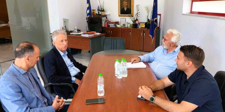 ΔΗΜΟΣ ΗΛΙΔΑΣ: Ο πρώην Ευρωβουλευτής και υποψήφιος με το ΠΑΣΟΚ για την Ευρωβουλή Κώστας Χρυσόγονος επισκέφτηκε το γραφείο του Δημάρχου Χ. Χριστοδουλόπουλου