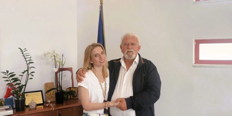 ΔΗΜΟΣ ΗΛΙΔΑΣ: Ένας εκπρόσωπος της νέας γενιάς, η υποψήφια Ευρωβουλευτής του ΠΑΣΟΚ Κατερίνα Πλέσια – Ευσταθοπούλου επισκέφθηκε το Δήμαρχο Χ. Χριστοδουλόπουλο
