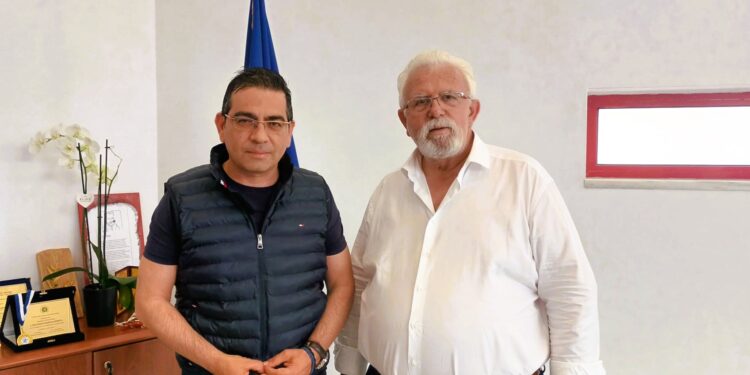 ΔΗΜΟΣ ΗΛΙΔΑΣ: Στα ζητήματα των περιοχών του Δήμου όπου διαμένουν πληθυσμοί Ρομά η συζήτηση ανάμεσα στο Βουλευτή Επικρατείας Γιώργο Σταμάτη και το Χρήστο Χριστοδουλόπουλο