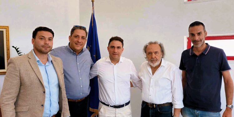 ΔΗΜΟΣ ΗΛΙΔΑΣ: Ο γνωστός εργατολόγος και υποψήφιος ευρωβουλευτής του ΠΑΣΟΚ Κώστα Τσουκαλάς επισκέφθηκε το Δήμo